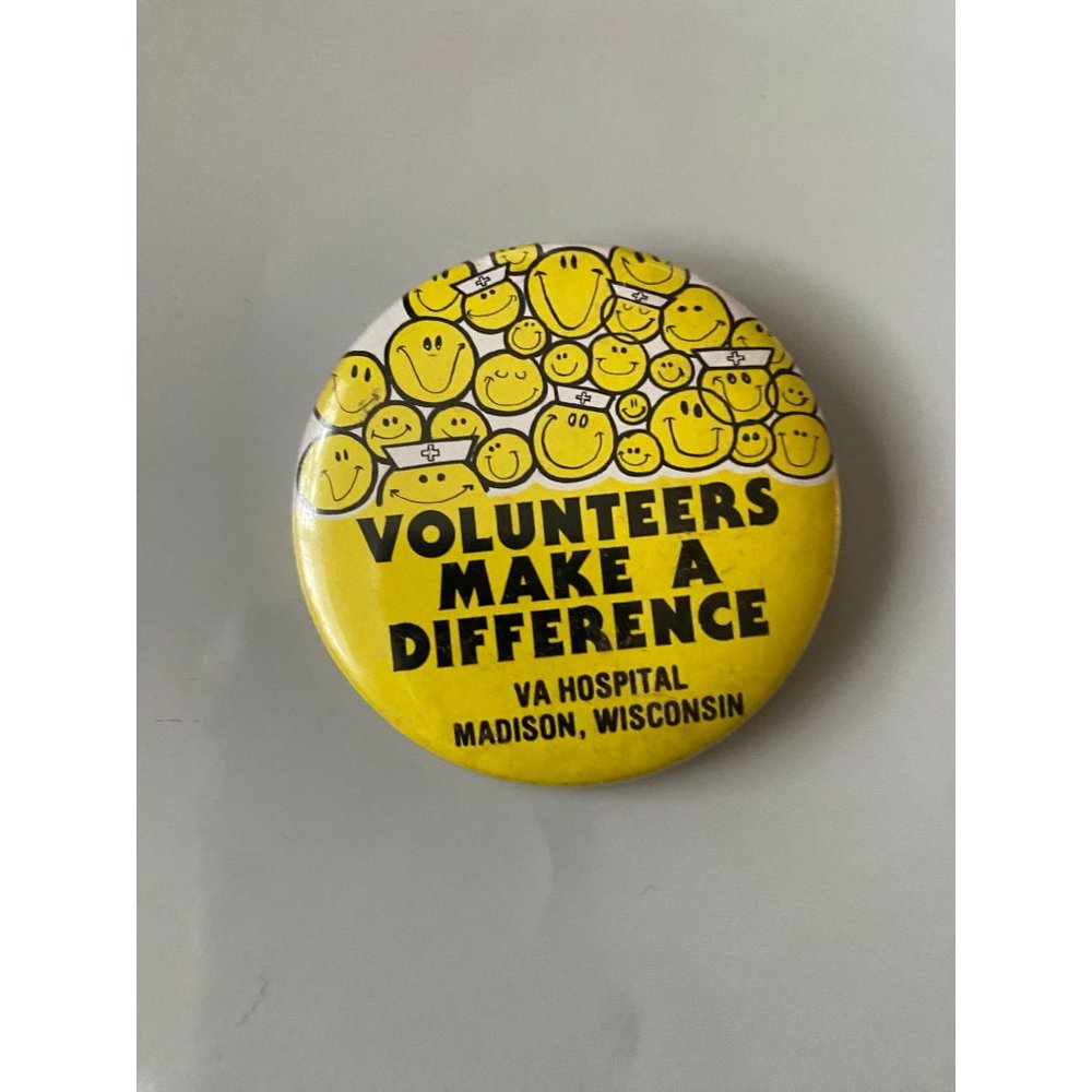 Vintage 'VOLUNTEERS MAKE A DIFFERENCE VA HOSPITAL MADISON WISCONSIN pinback vete